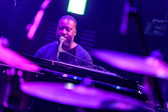 「＜ライブレポート＞ロバート・グラスパー、未だ見ぬブラック・ミュージックの新境地を提示した伝説の一夜」1枚目/12