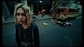 「(sic)boy、ドクターマーチンとタッグを組んだ「Falling Down」MV公開」1枚目/3