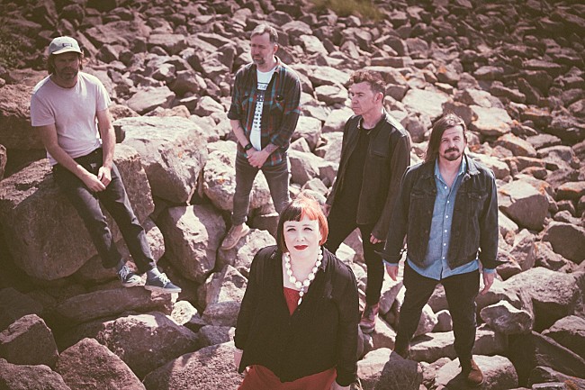 「スロウダイヴ、ニューAL『エヴリシング・イズ・アライヴ』から「kisses」のMV公開」1枚目/2