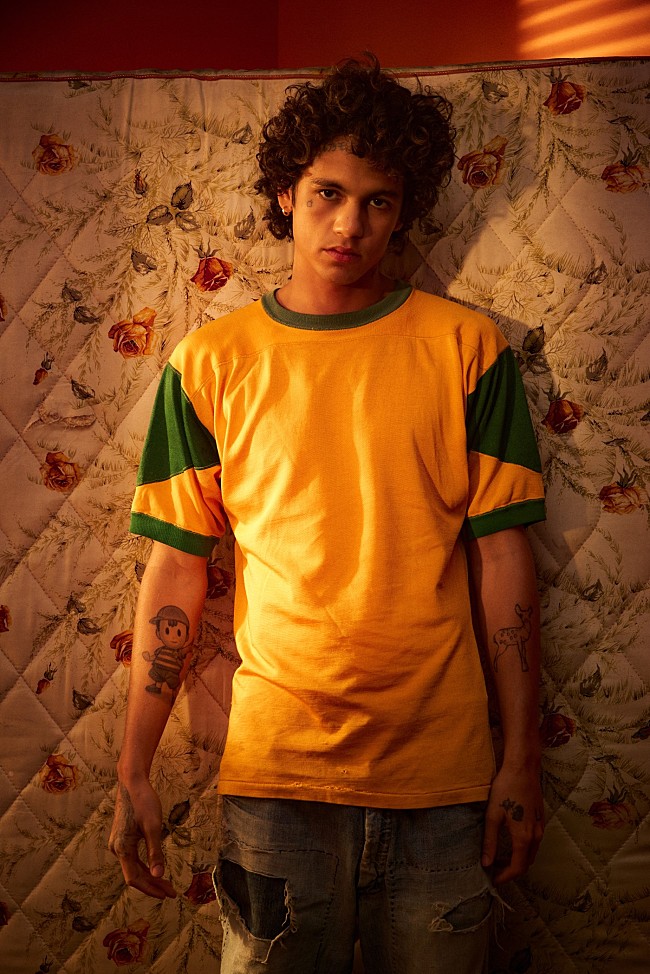 「ドミニク・ファイク、新曲「ママズ・ボーイ」のMV公開」1枚目/2