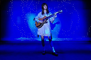 「フェイ・ウェブスター、2年ぶりのシングル「But Not Kiss」はモダンなラブ・ソング」