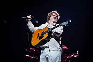 「【グラストンベリー2023】ルイス・キャパルディ、パフォーマンスを完走できなかったため観客が大合唱でサポート」