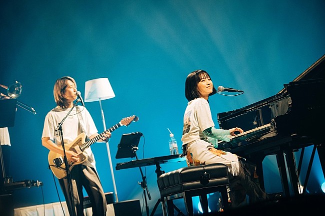 「＜ライブレポート＞TOMOO、念願のNHKホールで見せた“影と日なた”を歩いてきた心の情景」1枚目/36