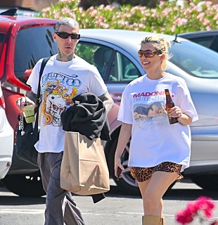 「コートニー・カーダシアン、トラヴィス・バーカーの姓に改名したことを明かす」