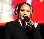 「ザ・ウィークエンド/デビ・メイザー/ジョン・バティステなど、退院後自宅で療養中のマドンナにエールを送る」1枚目/1