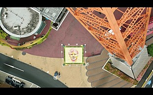 「エド・シーラン、東京が舞台の「アイズ・クローズド」日本語字幕付きリリックビデオ公開」