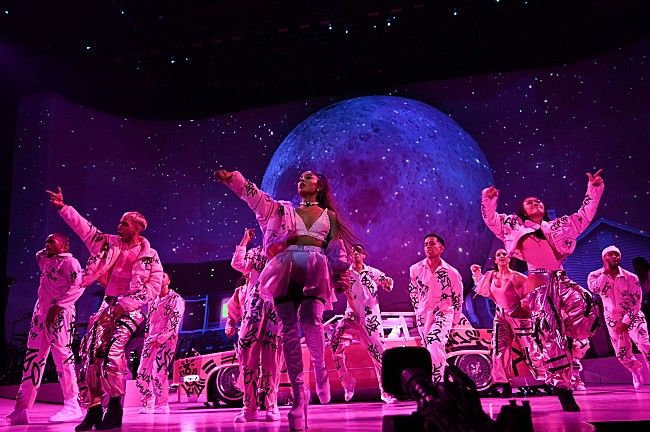 「アリアナ・グランデ、「Into You」MV再生数が10億回を突破」1枚目/1