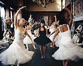 「ビーバドゥービー、「the way things go」の華やかなMV公開」1枚目/2