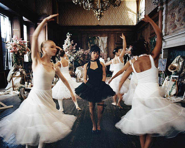 「ビーバドゥービー、「the way things go」の華やかなMV公開」1枚目/2