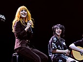 「ビリー・アイリッシュ、パラモアのライブにSPゲストとして登場し“お気に入り”の曲を披露」1枚目/1