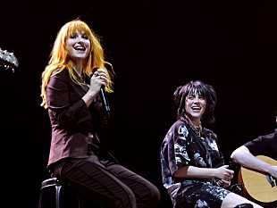 「ビリー・アイリッシュ、パラモアのライブにSPゲストとして登場し“お気に入り”の曲を披露」