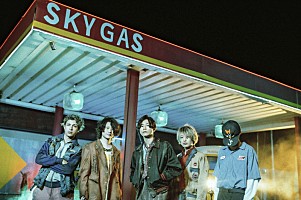 Alexandros]がゾンビ／WurtSがガソスタ店員に、コラボ曲MVはゾンビ映画