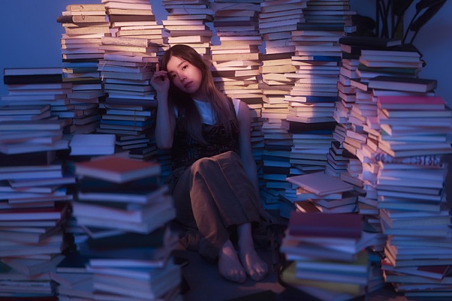 「milet、午前5時の光と本に囲まれたニューアルバム『5am』アートワークを公開」1枚目/4