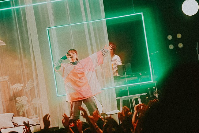 「＜ライブレポート＞MAISONdesが初ライブ開催――「ヨワネハキ」が転機となったasmi「人生を変えてくれたと言っても過言ではない」」1枚目/114