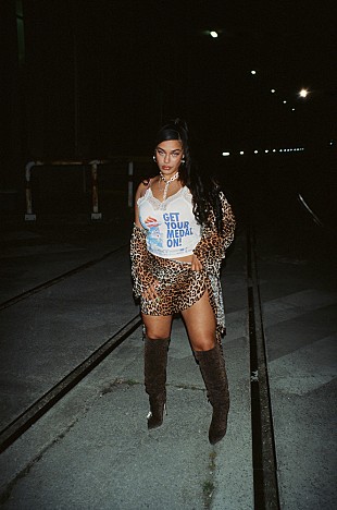 「ジョルジャ・スミス、UKインディー・ロックの要素を加えた新曲「GO GO GO」解禁」