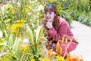 「あいみょんが植物園で「愛の花」弾き語り、NHK『ライブ・エール2023』」