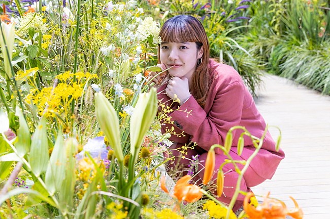 「あいみょんが植物園で「愛の花」弾き語り、NHK『ライブ・エール2023』」1枚目/4