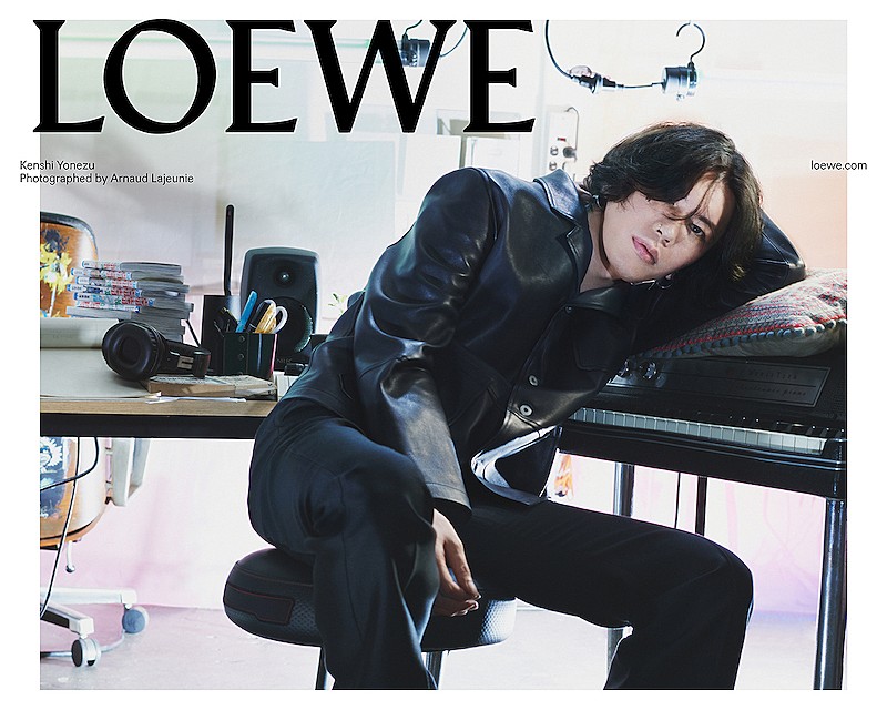 米津玄師が「LOEWE」メンズコレクションに登場、“創造空間”を再現したスタジオで撮影