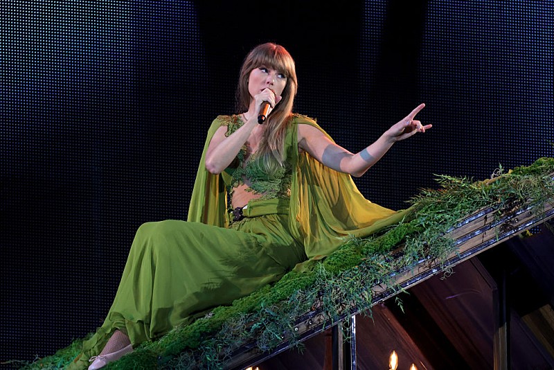 テイラー・スウィフト、粋な計らいで「Death By A Thousand Cuts」をLA公演で再び披露