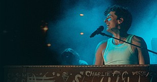 「チャーリー・プース、10月の来日公演前日にファンミーティング開催へ」