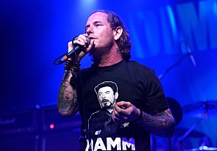 「スリップノットのコリィ・テイラー、スポンジ・ボブのテーマ曲をアニメ声優と歌唱」