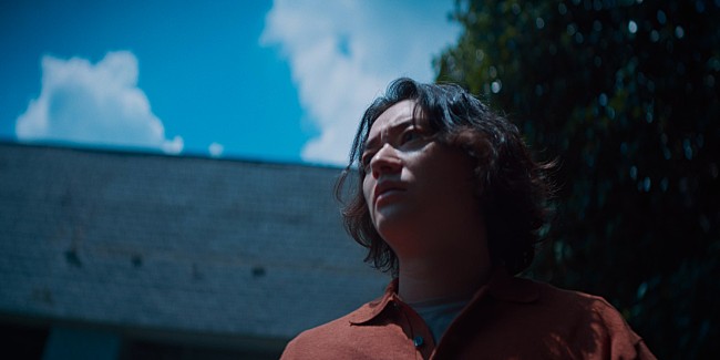 「マカロニえんぴつ、「悲しみはバスに乗って」先行配信＆染谷将太主演のMV公開」1枚目/3