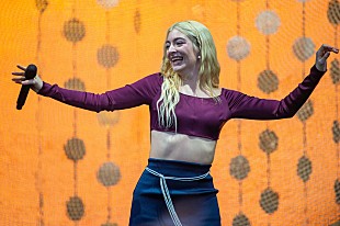 「ロード、キャロライン・ポラチェックと「Green Light」を披露」