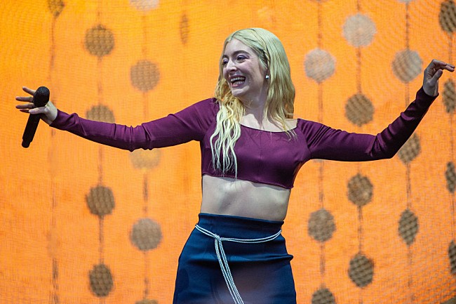 「ロード、キャロライン・ポラチェックと「Green Light」を披露」1枚目/1