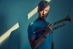 「クリス・ボッティ、デイヴィッド・フォスターが手がけた新曲「オールド・フォークス」公開」