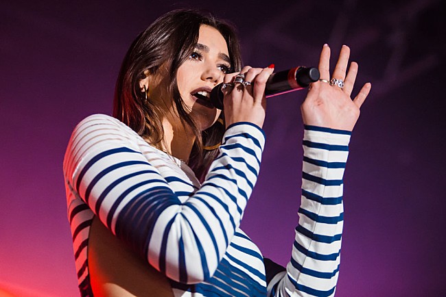 「デュア・リパ、デビュー曲「New Love」の発売8周年を祝う」1枚目/1