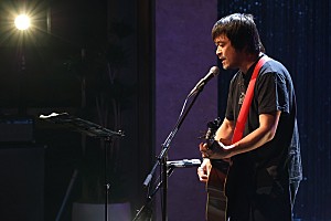 竹原ピストル、長渕剛「カラス」＆THE BLUE HEARTS「青空」を弾き語り