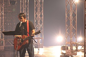 竹原ピストル、長渕剛「カラス」＆THE BLUE HEARTS「青空」を弾き語り