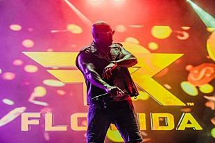 「フロー・ライダー、赤ちゃんがライブでクラウドサーフィンする映像が話題に」