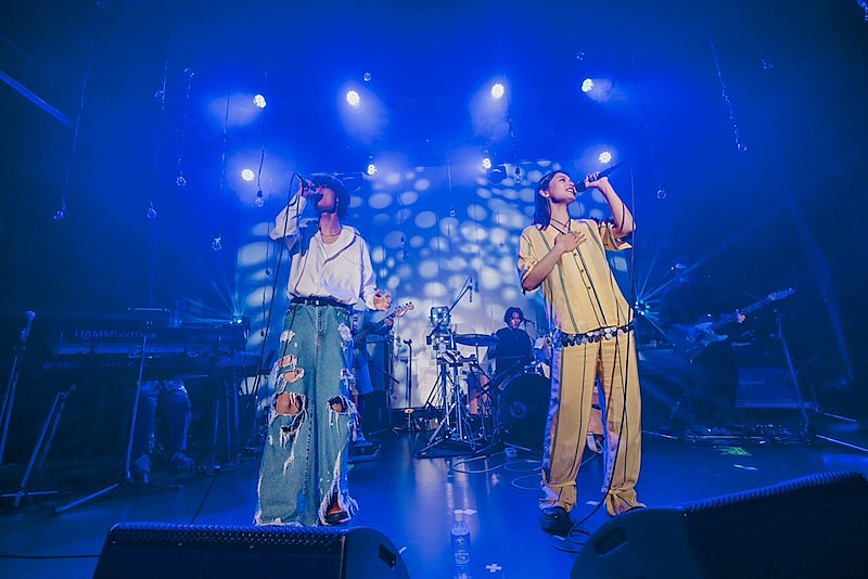 「足立佳奈、デビュー6周年ライブでゲスト竹内唯人とコラボ新曲「この雨がやんだら」初披露」1枚目/6