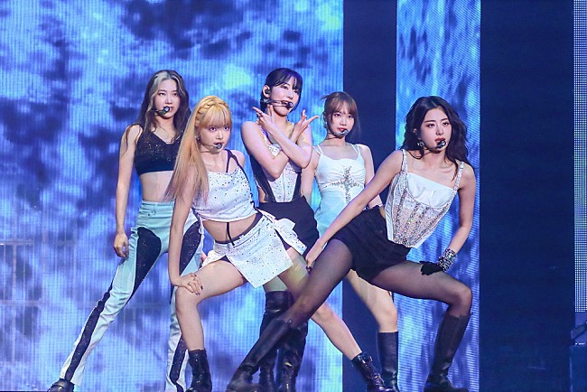 「＜ライブレポート＞LE SSERAFIMの熱気溢れるパフォーマンスに拍手喝采、【‘FLAME RISES’ IN JAPAN】東京初日」1枚目/7