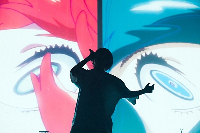 「＜ライブレポート＞虎狼を飼いならし、観客と深く思いを通わせたEveのアリーナツアーファイナル　suis（ヨルシカ）もサプライズ登場」1枚目/10