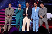「イン・シンク、メンバー5人が【VMAs】のステージで再集結＆テイラー・スウィフトに賞を授与」1枚目/1