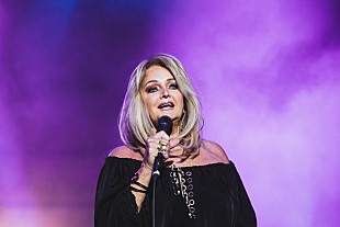 「ボニー・タイラー、1983年のヒット曲「愛のかげり」MV再生数が10億回を突破」