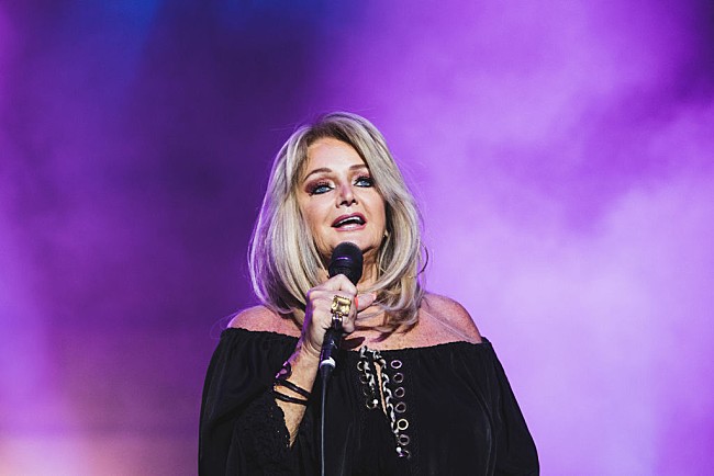 「ボニー・タイラー、1983年のヒット曲「愛のかげり」MV再生数が10億回を突破」1枚目/1