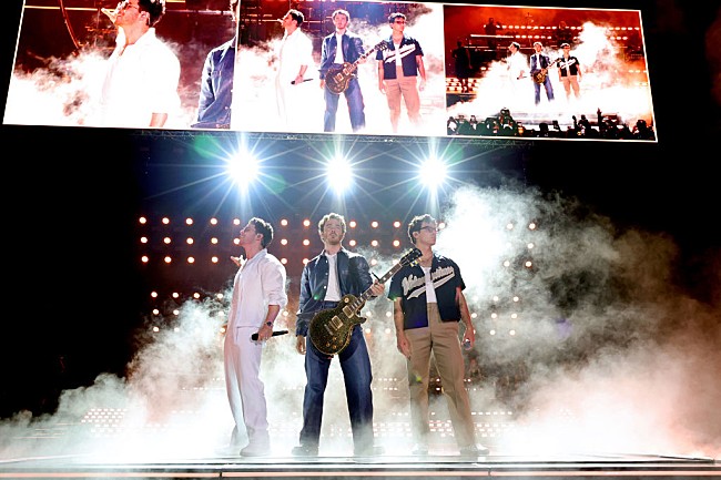 「ジョナス・ブラザーズのニック、コンサート中にステージに物を投げないようお願い」1枚目/1