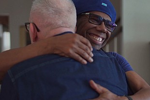 「映画『ジャンポール・ゴルチエのファッション狂騒劇』より、ナイル・ロジャース出演の冒頭シーンを独占解禁」