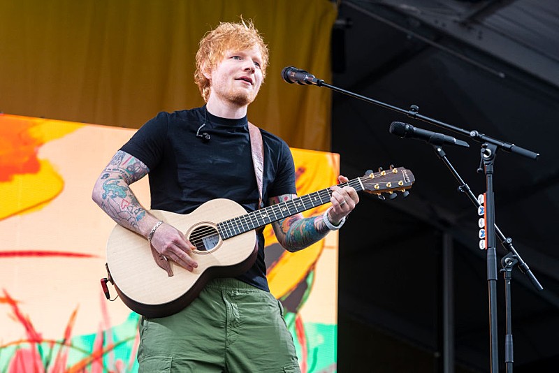 エド・シーラン、ニューALの楽曲をファンの家で録音したライブ盤もリリースすると発表 