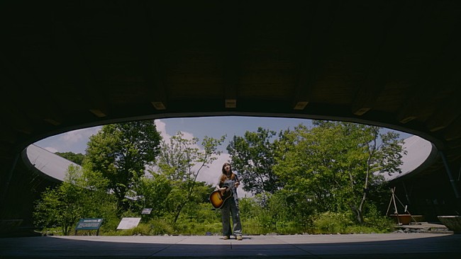 「あいみょん、植物園での「愛の花」弾き語りバージョンMV公開」1枚目/3