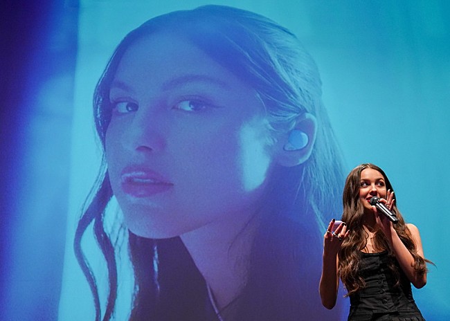 「＜レポート＞全米No.1歌姫オリヴィア・ロドリゴが初来日、自身監修ワイヤレスヘッドホン『LinkBuds S x Olivia Rodrigo』を発表」1枚目/9