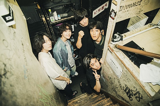 「＜ライブレポート＞Awkmiuが主催ライブ【Gift Shop】で灯した音楽の光、ゲスト出演したAoooは貴重な初ライブに＜10/12修正＞」1枚目/18