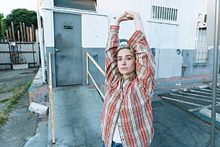 「ブロンドシェル、デビュー作DX盤から「It Wasn't Love」公開」