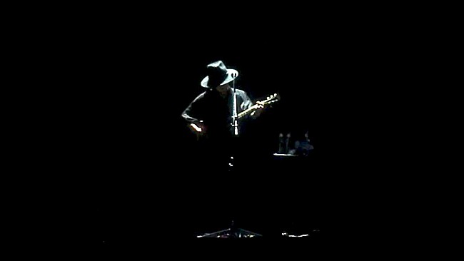 「amazarashi、「僕が死のうと思ったのは」弾き語りライブ映像公開＆「下を向いて歩こう」を先行リリース」1枚目/4