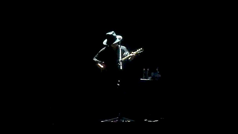 amazarashi、「僕が死のうと思ったのは」弾き語りライブ映像公開＆「下を向いて歩こう」を先行リリース