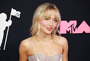 「サブリナ・カーペンター、テイラー・スウィフトの「I Knew You Were Trouble」をシンプルなアレンジでカバー」