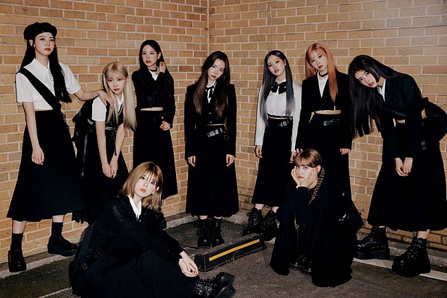 「NiziU、新アーティスト写真でブラック衣装のクールな姿に」1枚目/1